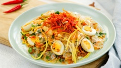 Dọn bánh tráng trộn ra dĩa và mời bạn bè cùng thưởng thức.