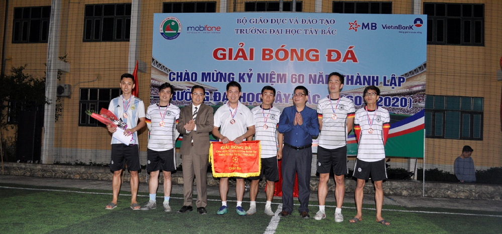 Bế mạc giải bóng đá chào mừng kỷ niệm 60 năm ngày thành lập Trường Đại học Tây Bắc