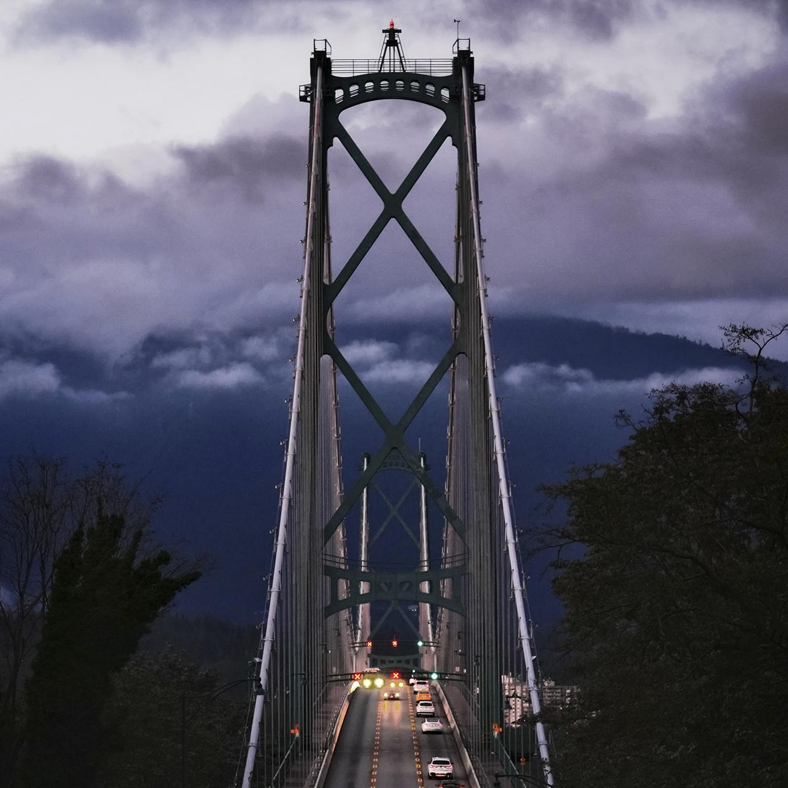 Download Lions Gate Bridge At Dusk Full HD iPhone