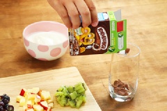 Cho 1 lớp bánh ngũ cốc ăn sáng Koko Krunch vào ly.