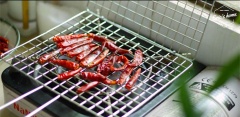 Nướng cháy ớt khô. lưu ý khi ớt vừa bắt lửa là được nha. Bước này là ho sặc máu luôn đấy.