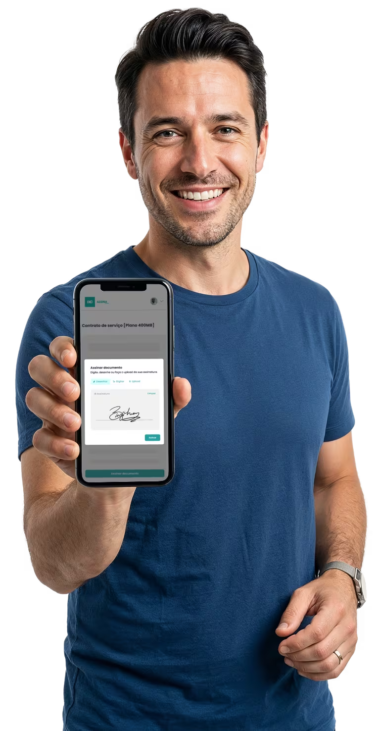 Homem segurando smartphone com assinatura digital pelo IXC Assina