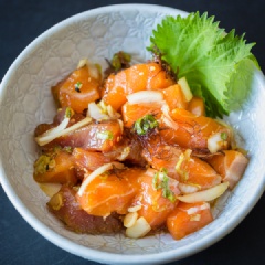 Món sashimi cá hồi cá ngừ vừa ngon về hương vị vừa đậm đà khi thưởng thức cùng cơm. Thịt cá tươi mát, ngọt ngon hòa cùng nước sốt tuyệt vời. Cuối tuần bạn có thể làm cho cả nhà thưởng thức nè.