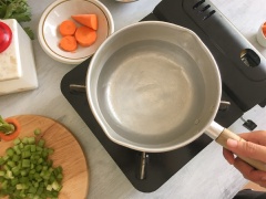 Tiếp đến, đun sôi 1 lít nước và cho 50 gr yến mạch vào nấu sôi 5 phút. Cho tiếp cà rốt vào nấu thêm 10 phút nữa.