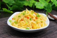 Khoai tây xào cay thơm với những sợi khoai tây giòn giòn, vị mặn cay kích thích vị giác ngon miệng. Thay vì phải ăn những món thịt đầy dầu mỡ thì hãy tập thói quen ăn nhiều rau củ để cho lợi cho sức khỏe và tim mạch nhé!