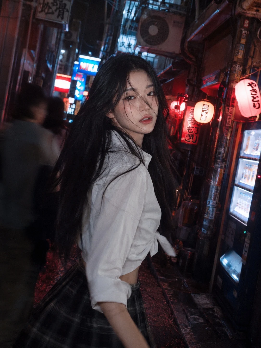 Instantánea emotiva en un callejón de Tokio