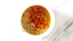 Cho vào chảo 3 muỗng canh đường trắng, 2 muỗng canh nước chanh muối, 1 muỗng canh nước mắm và 3 lát chanh muối, khuấy đều đến khi sôi rồi để nguội. Sau đó cho vào 1 muỗng canh tỏi băm, 1 muỗng canh ớt băm, 1 muỗng canh nước cốt tắc vào nước chanh muối đã nấu. Trộn đều cho sốt được hòa quyện với nhau.
