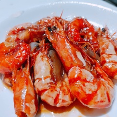 Đợi khi nước trong chảo sền sệch thì tắt lửa và bày ra đĩa cùng thưởng thúc thôi nào.