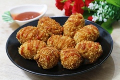 Bánh khoai bọc xúc xích chiên xù có lớp vỏ ngoài giòn rụm, bên trong bùi vị khoai, quyện với vị thơm ngon của xúc xích, khiến các bé cực kì thích thú.