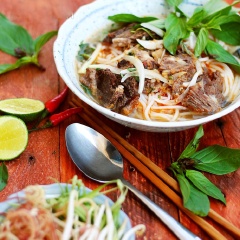 Dọn bún ra tô, chan nước dùng vào, rắc một ít rau răm và hành tây lên trên.