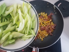 Cho thịt xông khói vào chảo đảo đều cùng hỗn hợp. Khoảng 1 phút sau, cho thêm rau cần tây vào. Đảo đều chảo, nêm nếm hương vị cho phù hợp với khẩu vị.