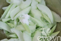 Bạc hà tước vỏ, cắt nhỏ rồi xóc đều với 1 muỗng cà phê muối, rửa sạch với nhiều nước rồi bóp cho ráo nước. Cà chua cắt múi cau. Hành lá và ớt cắt nhỏ.
