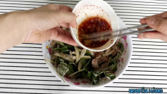 Chuẩn bị 1 cái tô lớn. Cho rau càng cua và thịt bò đã xào vào. Lần lượt cho hỗn hợp nước mắm, nước cốt chanh vào (tùy theo khẩu vị của các bạn mà các bạn cho ớt nhiều hay ít, độ chua vừa phải hay chua nhiều) trộn đều lên, trộn nhẹ tay kẻo lá rau càng cua bị dập nát nhìn món ăn chúng ta sẽ không ngon.