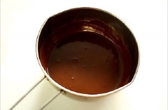 Nấu chảy 130g chocolate đen.
