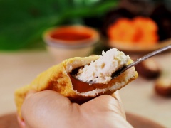 Đầu tiên, đậu hủ cắt khối hình chữ nhật, dùng muỗng nhỏ múc phần ruột ra để tạo thành những “Bao Bố” nhỏ. Còn phần ruột dùng muỗng tán nhuyễn.