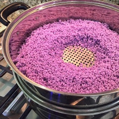 Nếp vo sạch, đem ngâm với 1 lít nước lá cẩm trong khoảng 2-3 giờ (có thể thêm nước lọc cho ngập nếp). Sau đó, vớt ra để ráo nước. Tiếp theo, nấu nồi nước sôi, cho nếp vào xửng, tạo lỗ tròn ở giữa để lấy hơi nước từ dưới lên. Đun khoảng 15-20 phút cho nếp chín ráo, không bở.