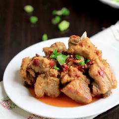 Múc sườn ra đĩa, rắc hành lá cắt nhỏ lên trên. Món sườn om tỏi quen thuộc nhưng lại rất lạ miệng.