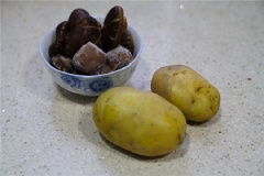 Thái nhỏ nấm đông cô, bò viên và khoai tây. Đun nóng 2 muỗng canh dầu bắp, cho nấm vào xào 1 phút, thêm khoai tây vào đảo đều. Sau đó cho bò vien vào. Nêm 1/2 muỗng cà phê muối vào, rưới 2/3 chén nước, đun cho khoai chín. Cuối cùng thêm 1 muỗng canh rượu nấu ăn vào, đảo đều tắt bếp.