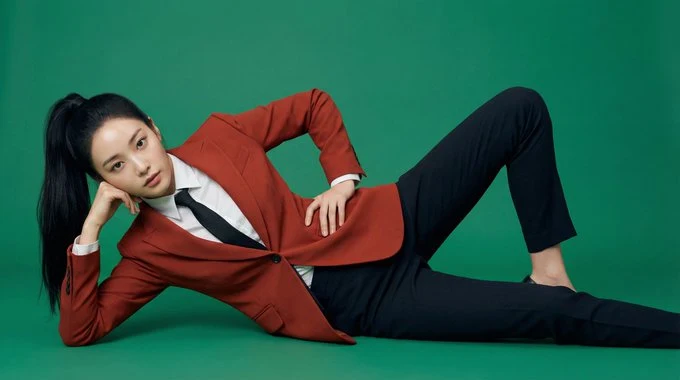 Hermosa mujer coreana con blazer rojo en una sesión de fotos de moda