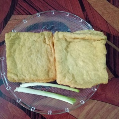 Cắt đậu hủ ra thành những miếng vừa ăn, ướp tất cả các gia vị trên, để 5 phút cho thấm.
