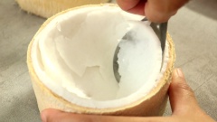 Nếu bạn thích sự độc đáo hơn có thể chuẩn bị vài nửa quả dừa được chặt làm đôi để đựng kem còn không thì sử dụng chén hoặc ly bình thường cũng được nhé. Múc xôi lá cẩm vào trái dừa, thêm kem dừa cùng các thành phần khác như bắp Mỹ luộc, thạch dừa, cơm dừa nạo sợi và dừa sấy khô, rưới sốt sữa dừa lên trên cùng.