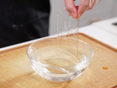 Ngâm gelatine vào nước lạnh cho mềm.