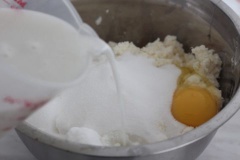 Cho phần khoai mì vừa sơ chế vào thố, thêm trứng gà, nước cốt dừa, đường, muối, bơ lạt vào thố trộn đều. Lót nilon, màng bọc thực phẩm, hoặc giấy nến lên miếng lá chuối đã rửa sạch, cho vào khuôn bánh để chống dính.