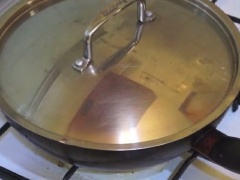 Cho cá ngừ, 150ml nước cốt dừa vào. Nêm gia vị 2 muỗng canh nước mắm, 1/2 muỗng cà phê tiêu, 1 muỗng canh đường trắng, 1 muỗng cà phê hạt nêm, đậy kín nắp, nấu khoảng 10 phút.