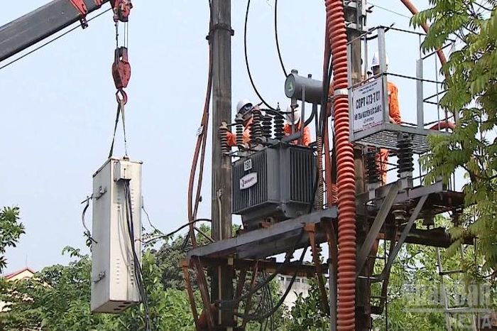 Tăng nguồn, tiết kiệm điện, bảo đảm cung ứng mùa nắng nóng - Báo Nhân Dân