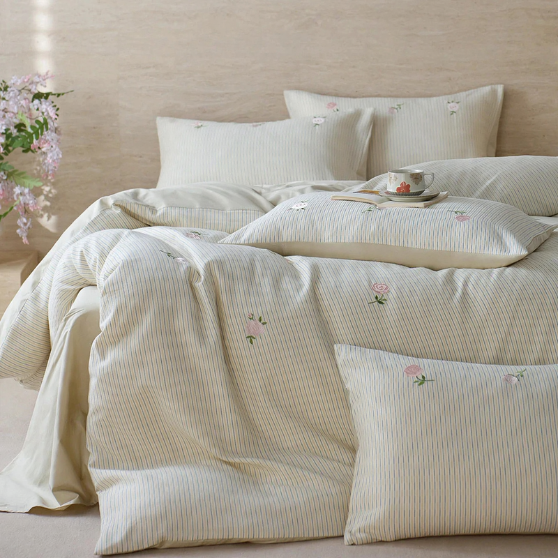 Cotton bedding set with jacquard embroidery