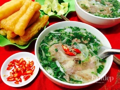 Chan đều nước dùng đã nấu vào tô. Thêm chanh, ớt vào và ăn cùng rau sống như ngò gai, húng quế, hay bánh quẩy, tùy thích ạ.