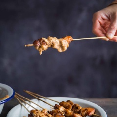 Xếp gà xiên nướng lên dĩa, rưới lên một lớp sốt đậu phộng và thưởng thức ngay khi còn nóng. Thịt gà được ướp đậm vị, vừa mềm vừa giòn và hoàn toàn không bị khô tạo cảm giác ngon đến khó cưỡng. Kèm theo đó là lớp sốt đậu phộng bùi bùi, beo béo cực lạ miệng. Những ngày cuối tuần thư giãn càng tuyệt vời hơn chỉ với món này thôi đấy. Nhanh tay thử làm bạn nhé!