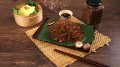 Ruốc chay khô, để nguội, trữ trong lọ có nắp đậy, bảo quản trong tủ lạnh được một tuần. Ruốc nấm hương chay có hương vị hấp dẫn, lại giàu dinh dưỡng, rất tốt đối với những người ăn chay. Ruốc nấm ăn với cơm, xôi, cháo hay thậm chí mì tôm, bánh mì đều rất ngon. Vào những ngày rằm, hay ngày lễ, nếu gia đình bạn ăn chay thì món này cũng rất tuyệt nhé.