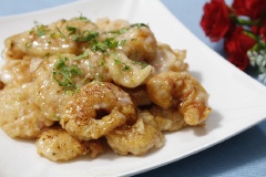 Tôm sốt mayonnaise thơm ngon với những con tôm chiên béo thơm, giòn sần sật áo đều lớp sốt mayonnaise béo ngậy, chua chua, ngọt ngọt hấp dẫn. Có thể trộn cùng với ít xà lách làm món salad đều ngon.
