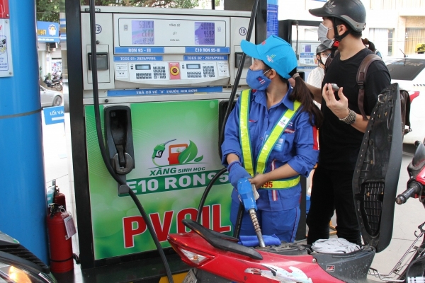 Giá xăng E10 RON95 giảm xuống mức 20.000 đồng/lít