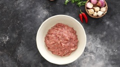 Dùng bao tay nặn thịt thành những viên tròn, nhớ thoa dầu ăn chống dính để nặn thịt được dễ dàng hơn.