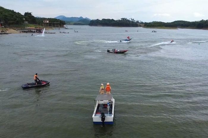 CSGT Lào Cai giữ bình yên hồ Thác Bà dịp nghỉ lễ 30/4 - 1/5 - Báo Xây Dựng