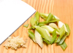 Thịt thăn bò, các bạn cắt thành những miếng vuông vừa ăn, nếu có mỡ thì các bạn nhớ lọc hết đi nhé. Trứng gà đập ra bát và lọc riêng lấy lòng trắng. Tỏi bóc vỏ rồi băm nhỏ. Hành lá cắt thành những khúc chéo dài chỉ tầm 2- 2.5cm. Bắp non rửa sạch, có thể cắt làm đôi nếu ngô dài, rửa ngô bằng nước ấm rồi thấm khô bằng khăn giấy.