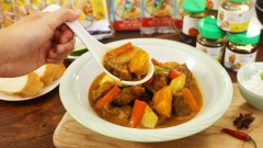 Dọn bò xốt cà ri ra dĩa, có thể ăn với cơm, bún hoặc bánh mì đều ngon. Vì món này là bò xốt cà ri nên nước xốt sau khi đun sẽ sệt lại sẽ ít hơn cà ri bình thường nhưng vì vậy mà hương vị cũng đậm đà hơn. Bò xốt cà ri là món ăn ngon, rất thích hợp cho những bữa ăn sáng cần bổ sung năng lượng cho 1 ngày dài hoặc những bữa tiệc sung họp gia đình.