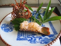 Lau sạch vỏ tôm, để khô, cho phần sashimi tôm vào bên trong và thưởng thức!