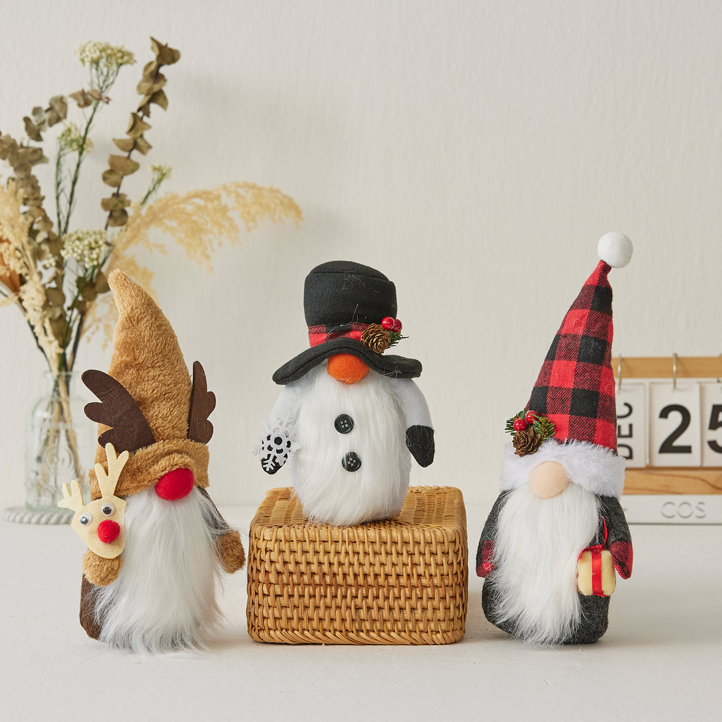 Dekorative Zwergen- und Weihnachtsfiguren aus Stoff