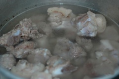 Cho xương vào nồi, thêm 1/4 muỗng canh muối, 1/2 muỗng canh bột ngọt xào thơm. Sau đó đổ ngập nước, đun sôi rồi vặn nhỏ lửa hầm đến khi xương mềm vừa ăn.