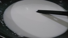 Cho bột gạo, bột năng, 1 muỗng cà phê hạt nêm vô chảo chống dính, đổ vô 800 ml nước khuấy tan bột, cho 3 muỗng canh dầu ăn vô khuấy đều. Bắc chảo lên bếp đảo liên tục tục đến khi bột sệt lại thì tắt bếp. Lá chuối rửa sạch, phơi héo.