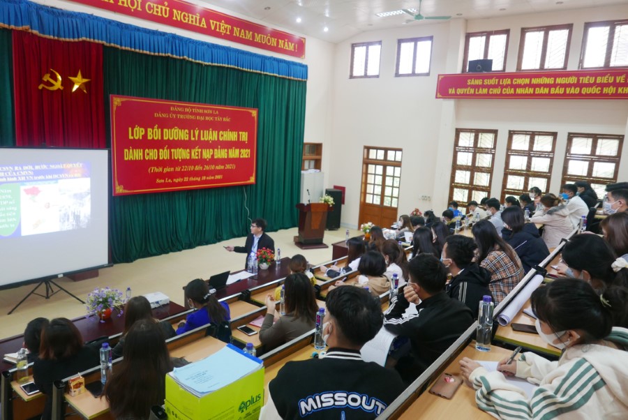 Đảng ủy Trường Đại học Tây Bắc tổ chức thành công lớp Bồi dưỡng Lý luận chính trị dành cho đối tượng kết nạp Đảng năm 2021