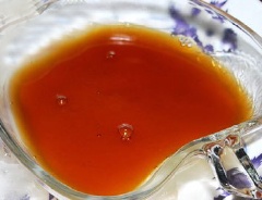Pha cà phê đen với nước 1/4 nước rau câu nóng. Khi thấy lớp rau câu sầu riêng dừa trong khuôn hơi đông lại thì đổ lớp cà phê này lên. Làm tương tự với 1/4 nước rau câu cuối cùng.