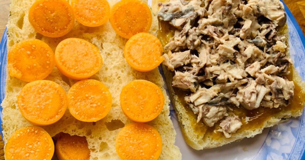 Bánh mì ciabatta kẹp cá ngừ bò sốt mayonnaise và quả tầm bóp (thù lù)