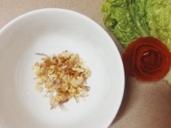 Cho 3 muỗng canh vào chảo, thêm hành tím băm và tỏi vào phi thơm xong vớt ra để riêng. Dùng lại chảo dầu đó thêm sườn đã ướp vào chiên vàng đều, vớt ra để riêng.