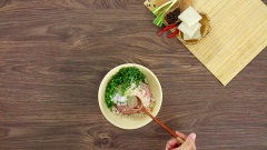 Cho vào tô 400gr chả cá thác lác với 10gr hành lá, 10gr thì là, 10 gr tỏi băm, 10gr hành tím băm, 1 muỗng cà phê hạt nêm, 1/2 muỗng cà phê muối, 1/2 muỗng cà phê tiêu, quết đều và ướp trong 30 phút.