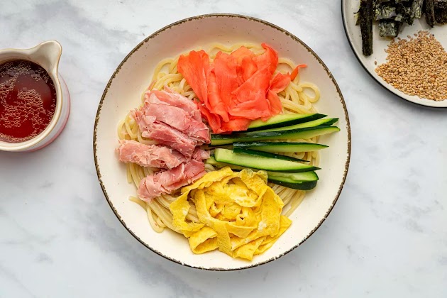 Fideos fríos japoneses (Hiyashi Chuka) en un tazón