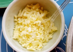 Phô mai mozzarella cắt nhỏ, vụn. Chia hỗn hợp bột nếp, chuối thành từng viên tròn, nhỏ, bằng nhau.
